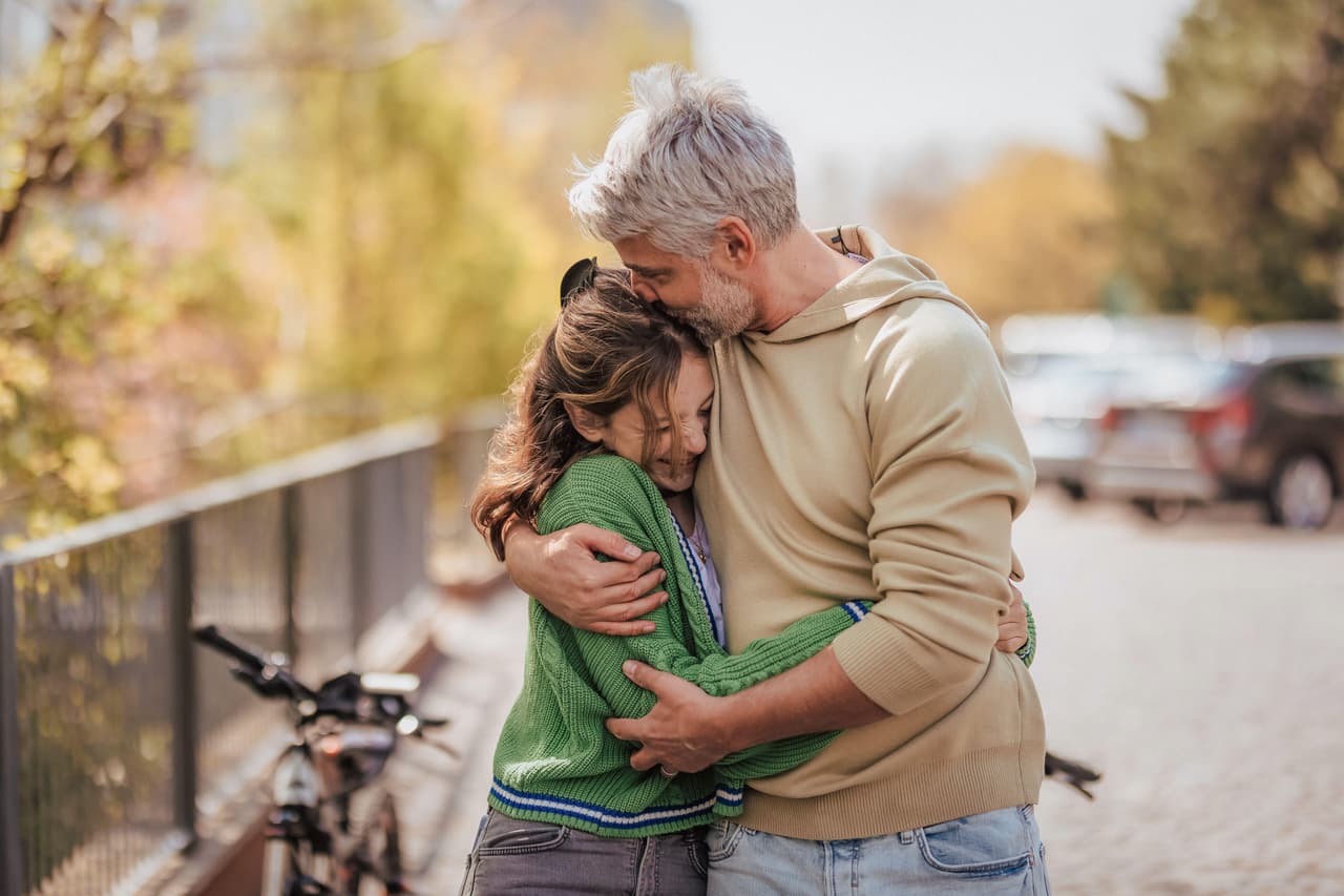 Papá abrazando a su hija
