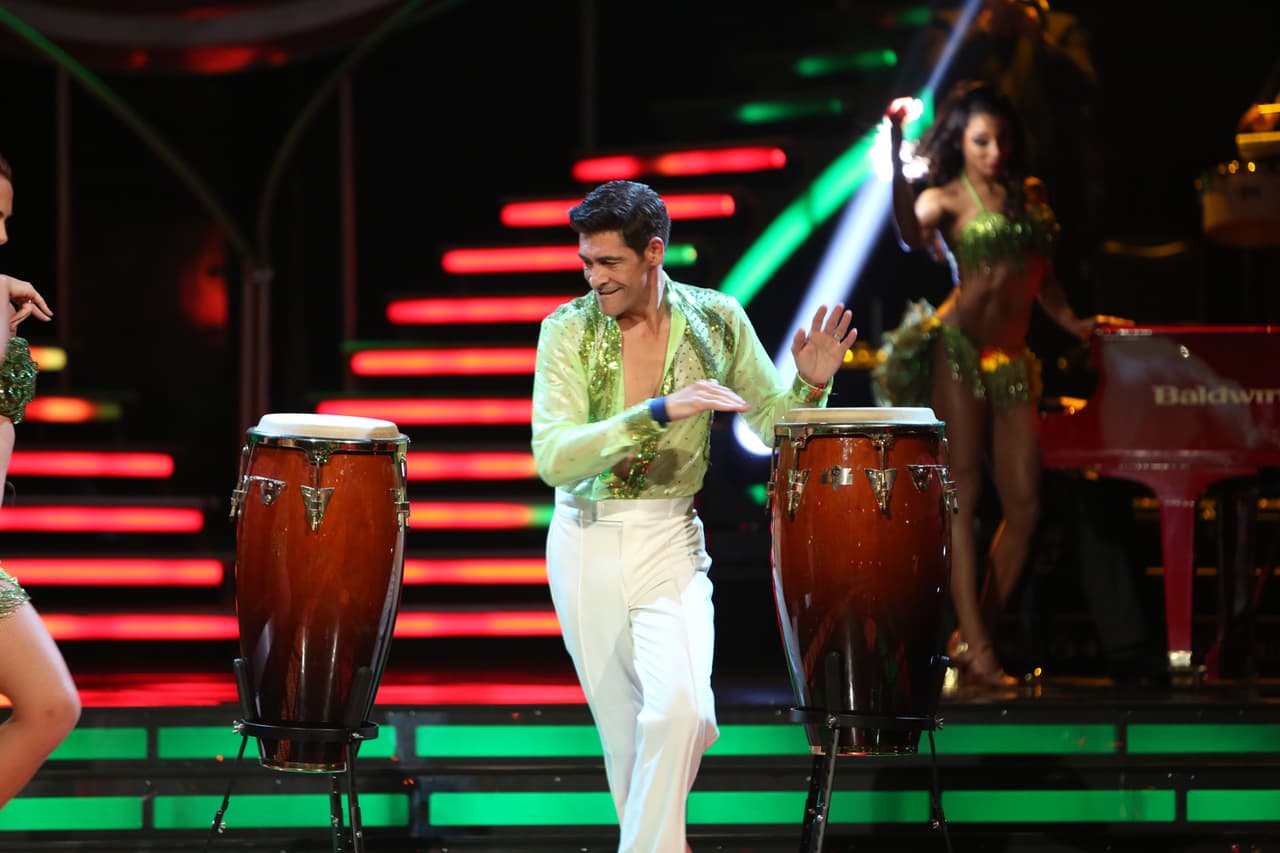Johnny se recuperó y bailó una salsa durante la segunda ronda de la semifinal.