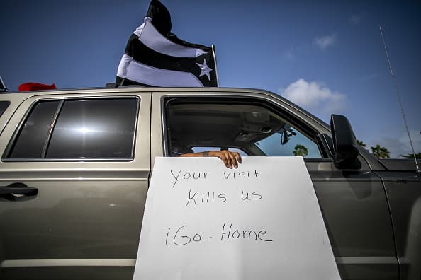 Las redes sociales han sido inundadas de videos que se viralizaron en los que evidenciaban cómo muchos 
<a href="https://www.univision.com/local/puerto-rico-wlii/denuncian-que-turistas-no-siguen-las-medidas-de-seguridad-para-evitar-la-propagacion-de-coronavirus-en-puerto-rico-video">turistas han ignorado</a> en las últimas semanas las órdenes del gobierno de Puerto Rico que contemplan medidas básicas de prevención contra la propagación del 
<a href="https://www.univision.com/temas/coronavirus" target="_blank">coronavirus</a>: 
<b>el uso de mascarillas y mantener el distanciamiento físico. </b>