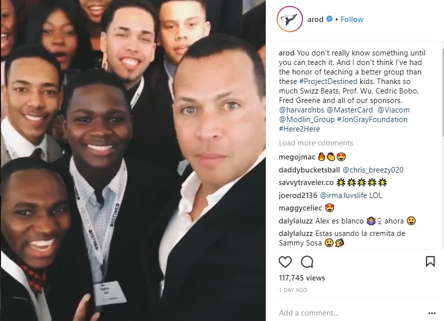 A-Rod, quien también ha ofrecido consejos de negocios en el programa 'Shark Tank', posó para fotografías y vídeos con los jóvenes cuyos recomendaciones espera que les ayuden a construir un mejor futuro.