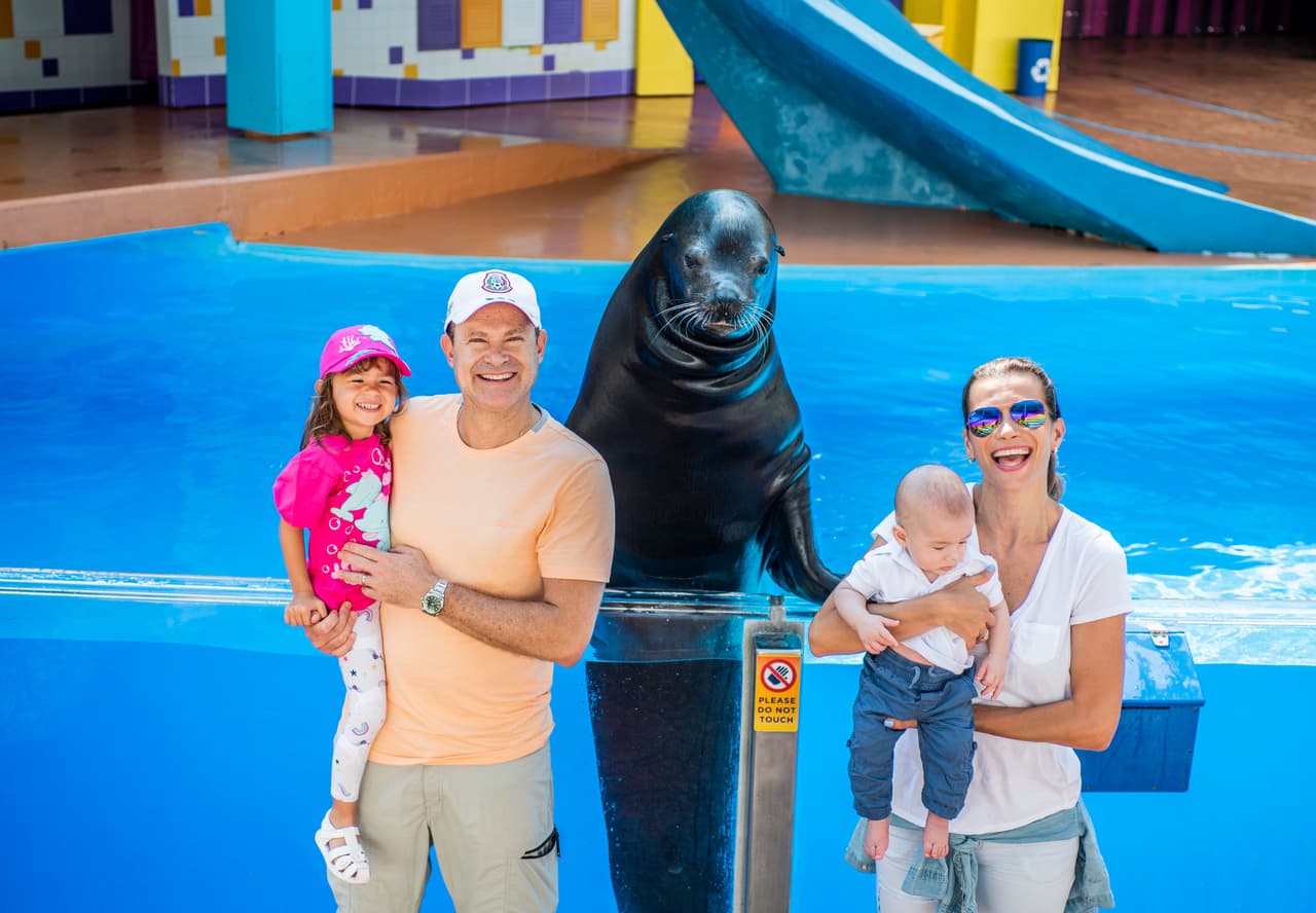 Ya desde este espacio más cálido, Alan Tacher y Cristy posaron felices junto a sus dos hijos. La sonrisa de Michelle lo dice todo.