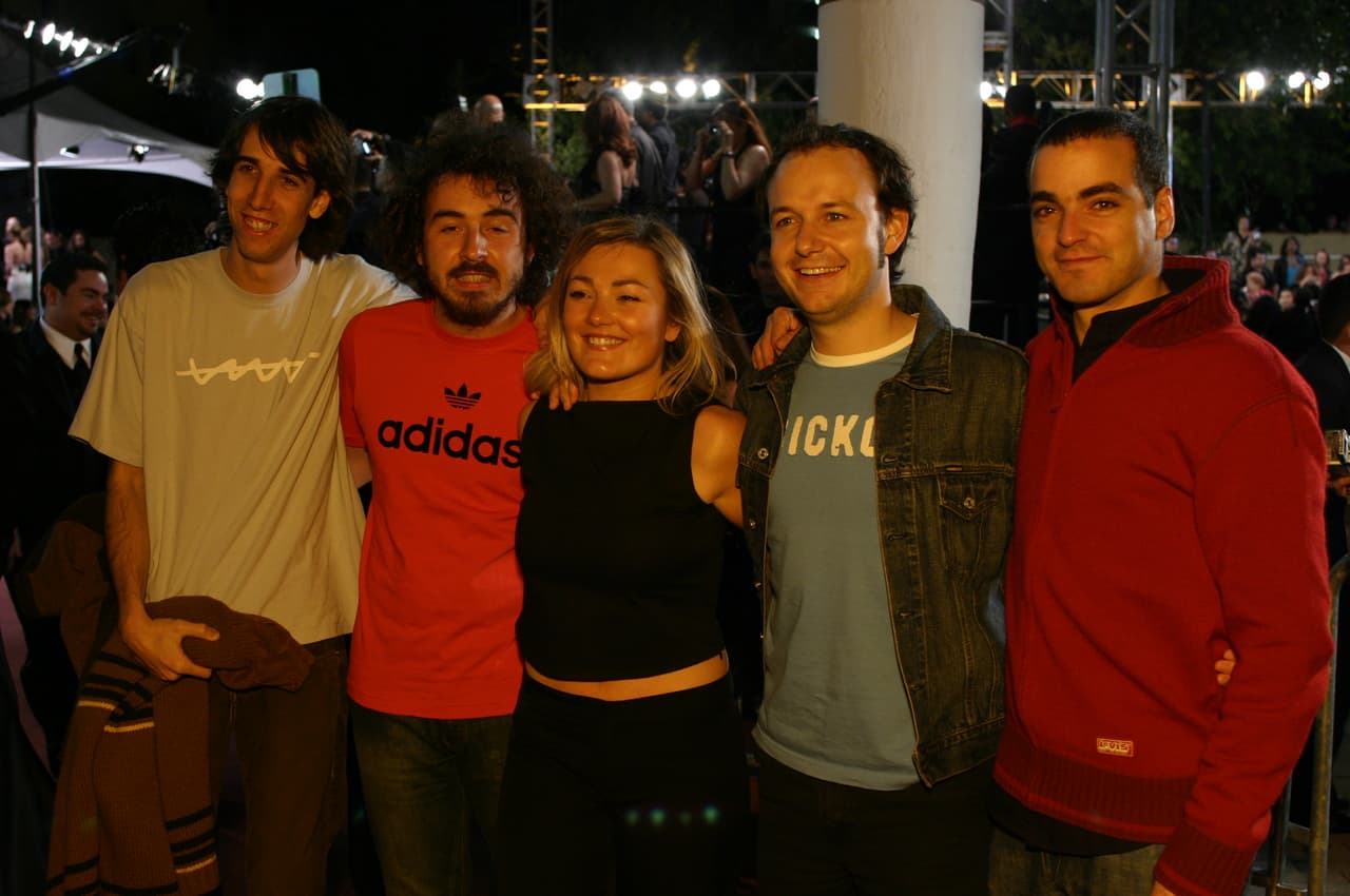 La Oreja de Van Gogh asistió por primera vez a una entrega de Premio Lo Nuestro y cantaron uno de sus temas célebres del momento: 'Rosas'. Esta canción pertenece a su tercer álbum de estudio titulado: 'Lo que te conté mientras te hacías la dormida'. Estuvieron nomiandos a esa noche a Mejor Conjunto Pop.