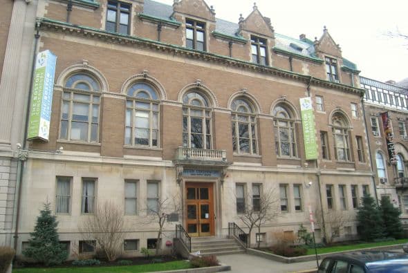 Boston Conservatory - Fundado en 1967 es uno de los pocos conservatorios que ofrecen instrucción en todos los principales instrumentos, entre ellos el piano de colaboración, el arpa, la marimba, y la pedagogía vocal. Entre sus alumnos incluye al guitarrista clásico Lily Afshar y Lorraine Hunt.