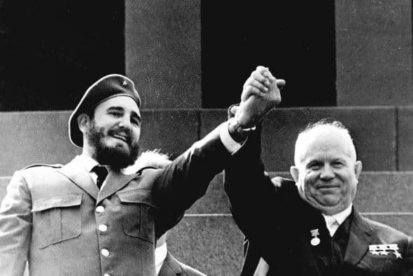 Fidel Castro y Nikita Krushchev saludando tomados de la mano, en mayo de 1963 durante una visita oficial a Moscú. Los oficiales que participaron en ese evento y que estuvieron en el 40 aniversario de la crisis dijeron que el mundo estuvo más cerca de un conflicto nuclear que lo que el gobierno estimó en ese momento. Fidel Castro y Nikita Krushchev en mayo de 1963, durante la visita a Moscú.