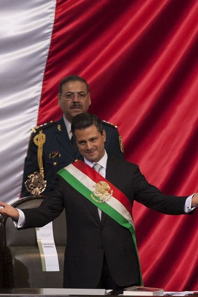 1 de diciembre. Enrique Peña Nieto asume como Presidente de México en medio de protestas que dejaron decenas de detenidos. El movimiento #YoSoy132 lidera las manifestaciones, que fueron dispersadas por la policía con uso de fuerza y gases lacrimógenos. La llegada del PRI al Palacio de los Pinos marca una nueva era para el Partido Revolucionario Institucional (PRI), que gobernó durante siete décadas el país, hasta el año 2000.