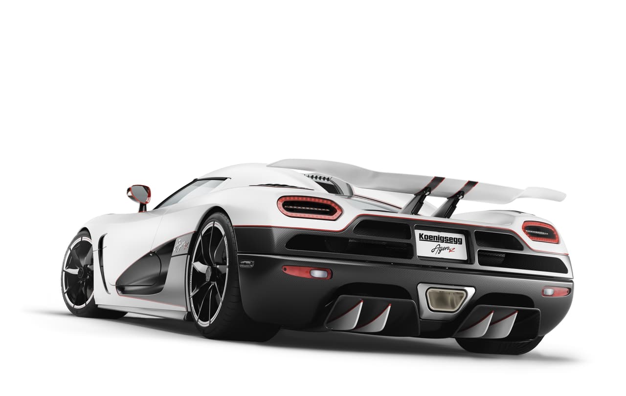 El Koenigsegg Agera R cuenta un motor que por tamaño y diseño podríamos llamar modesto, pero los 1,140 caballos de fuerza que genera este V8 de 5.0 litros con turboalimentación doble nos recuerda que las apariencias engañan. Según el fabricante el Agera R es capaz de alcanzar una velocidad máxima de 
<b>260 millas por hora</b>.