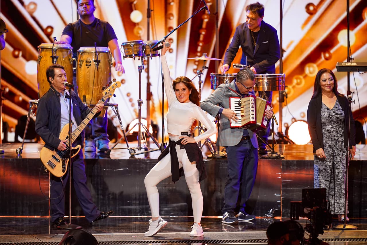 Gloria Trevi también tendrá una participación junto a Los Ángeles Azules. La cantante mexicana pasó de un ritmo a otro y su sonrisa refleja cuánto gozó compartir su talento con dichos músicos y cantantes.