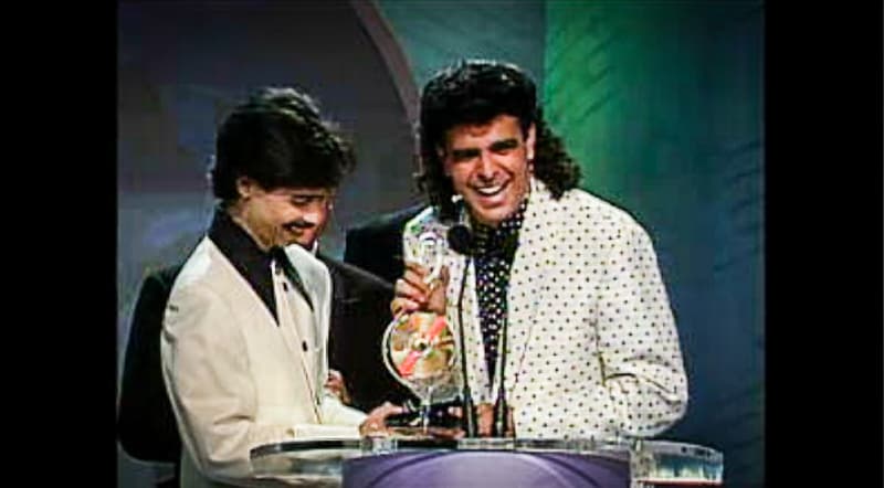 Muy felices Luis Enrique y Eddie Santiago, se dijeron sorprendidos y recibieron el premio a Mejor Álbum del Año en la categoria Tropical/Salsa con el disco 'Los príncipes de la salsa'.