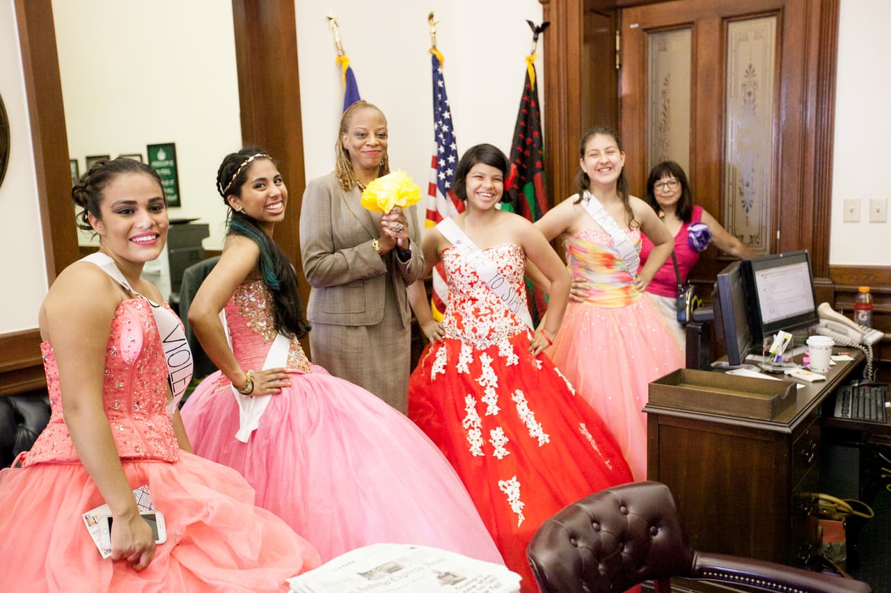 Entregaron flores de papel, que ellas mismas elaboraron, a los legisladores que se opusieron a la medida, como señal de gratitud.