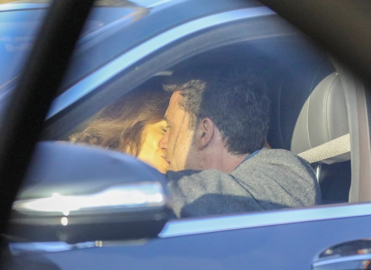 El domingo 7 de noviembre, Affleck llevó a López al aeropuerto para tomar un vuelo a Vancouver, Canadá, en donde filma una película este otoño. 
<br>