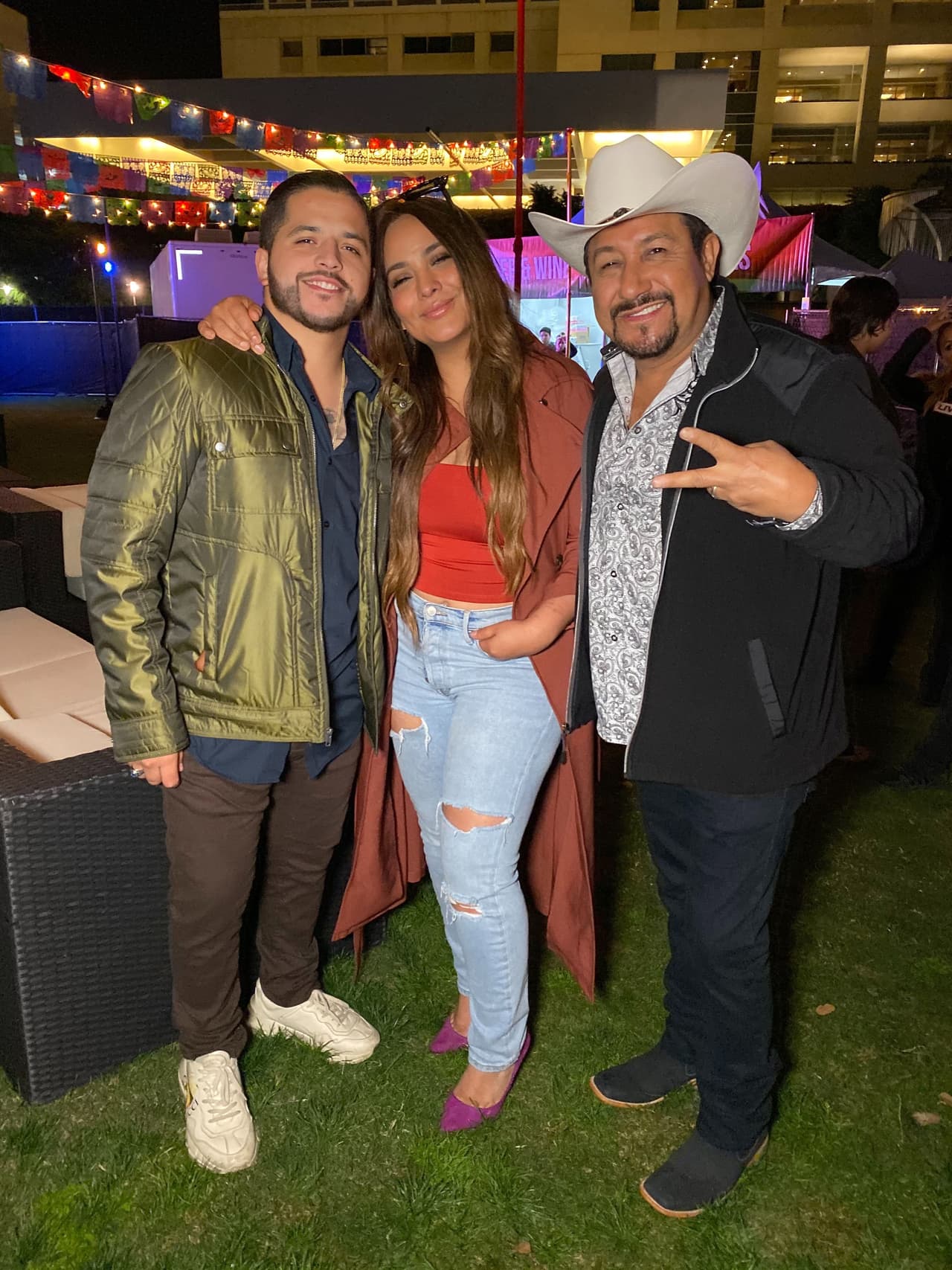 <b>El Feo</b> saludó a 
<b>Jesús Mendoza y Mayeli Alonso</b>, que no querían perderse de este pachangón.