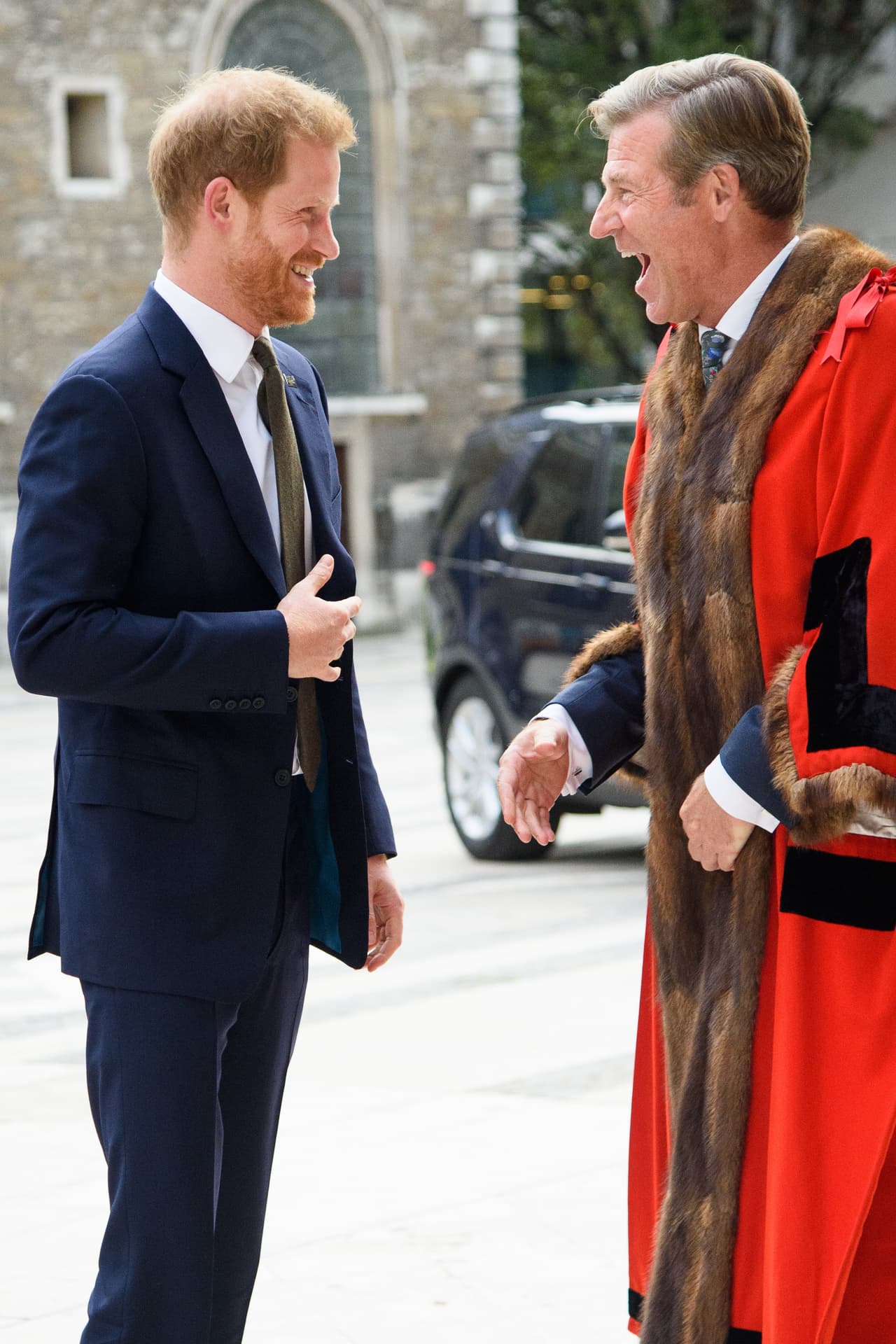 "Nos hemos reído, 
<b><a href="https://www.univision.com/famosos/asi-fue-como-meghan-y-harry-se-volvieron-a-unir-a-kate-y-william-tras-haber-separado-sus-objetivos-beneficos-fotos" target="_blank">hemos derramado algunas lágrimas</a></b> y nunca puedo agradecerles lo suficiente por el impacto que han tenido en todo el mundo, para poder crear una mejor comprensión de las personas que se ponen el uniforme", comentó Harry.