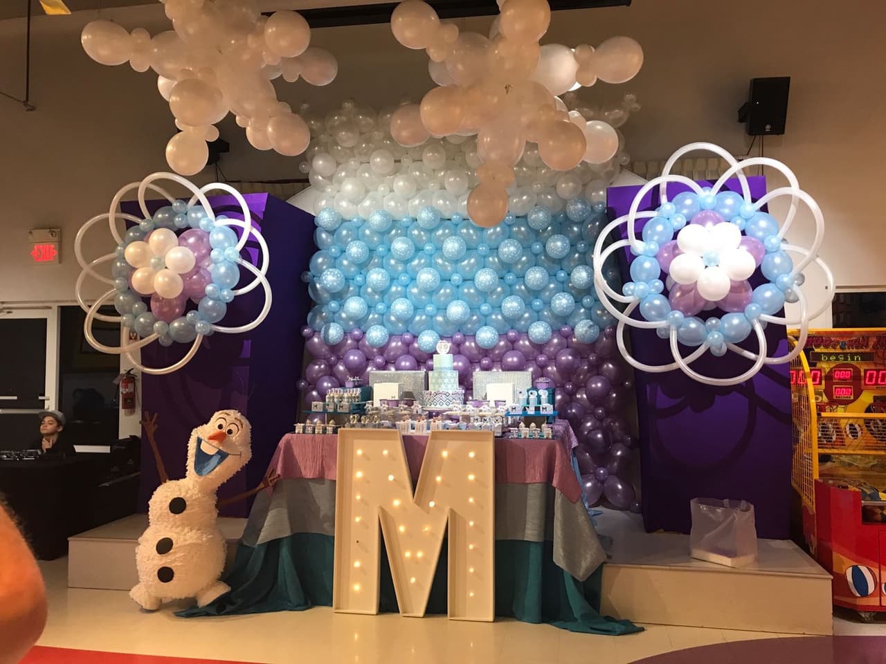 Una mesa llena de dulces esperaba para darle la bienvenida a los invitados.