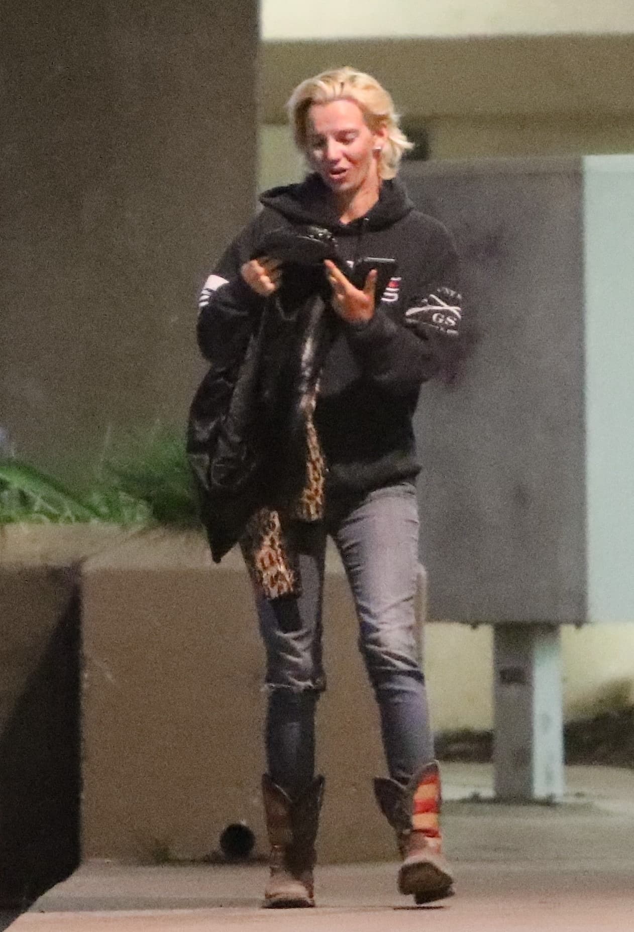 En las imágenes se le vio emocionada y contenta por tan preciado regalo. 
<br>