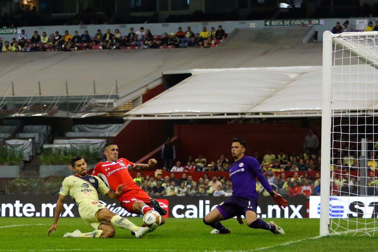 El arquero Alfredo Talavera (derecha) evitó recibir más goles en el primer tiempo salvando un claro mano a mano.