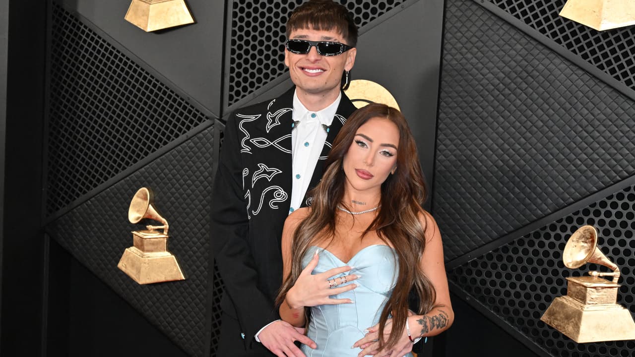 Peso Pluma desfiló por la 'red carpet' de la mano de su novia Nicki Nicole.