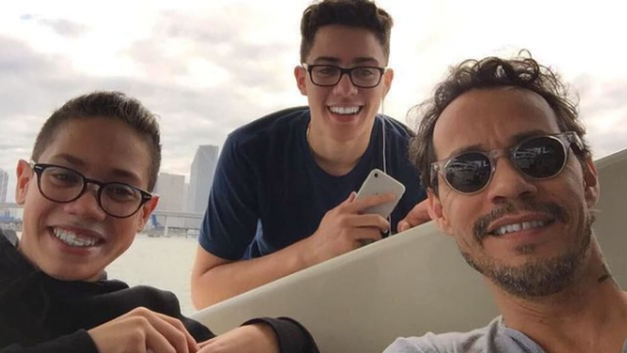 Marc Anthony con sus hijos