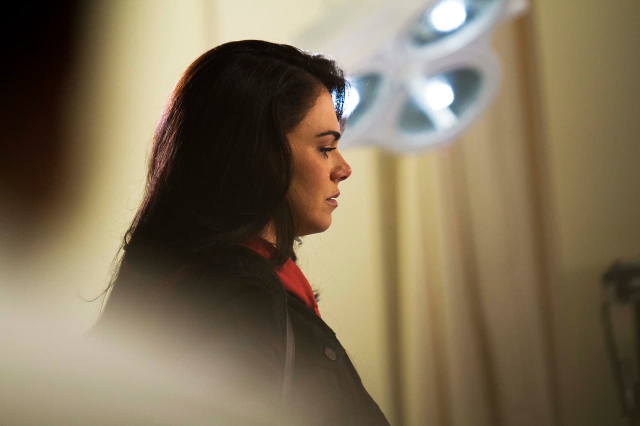 Ella visitó en el hospital a su tía Rosalba, pero estaba llena de temor, pues un día antes había 
<b><a href="http://www.univision.com/series/la-piloto/la-piloto-yolanda-asesino-a-su-padrino-escena-del-dia-video">asesinado a su padrino Ernesto</a></b>.