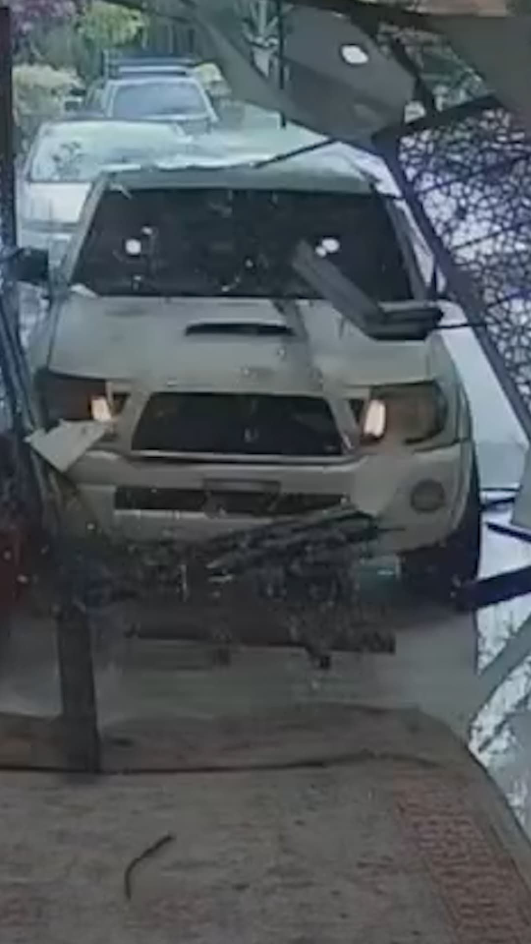 Encapuchados chocan una camioneta contra joyería; intentaron asaltar el local
