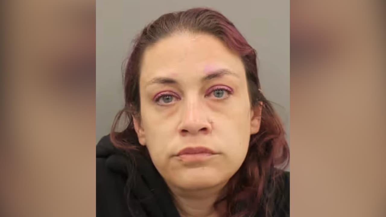 Niña alimentaba a su hermano de 12 meses con "Mac and Cheese" tras abandono de su mamá, según autoridades