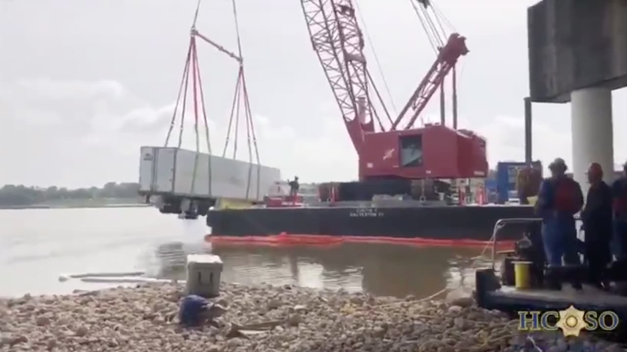 Más tarde el camión pudo ser sacado del río, informó el sheriff Ed González.