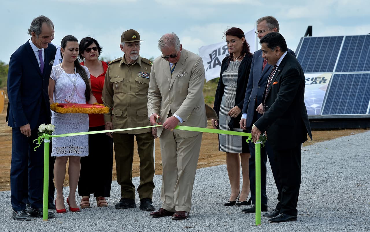 El príncipe Carlos cortó la cinta durante la ceremonia de colocación de la primera piedra de una instalación de energía solar en la provincia de Artemisa, junto al Vicepresidente del Consejo de Estado de Cuba, Ramiro Valdés.