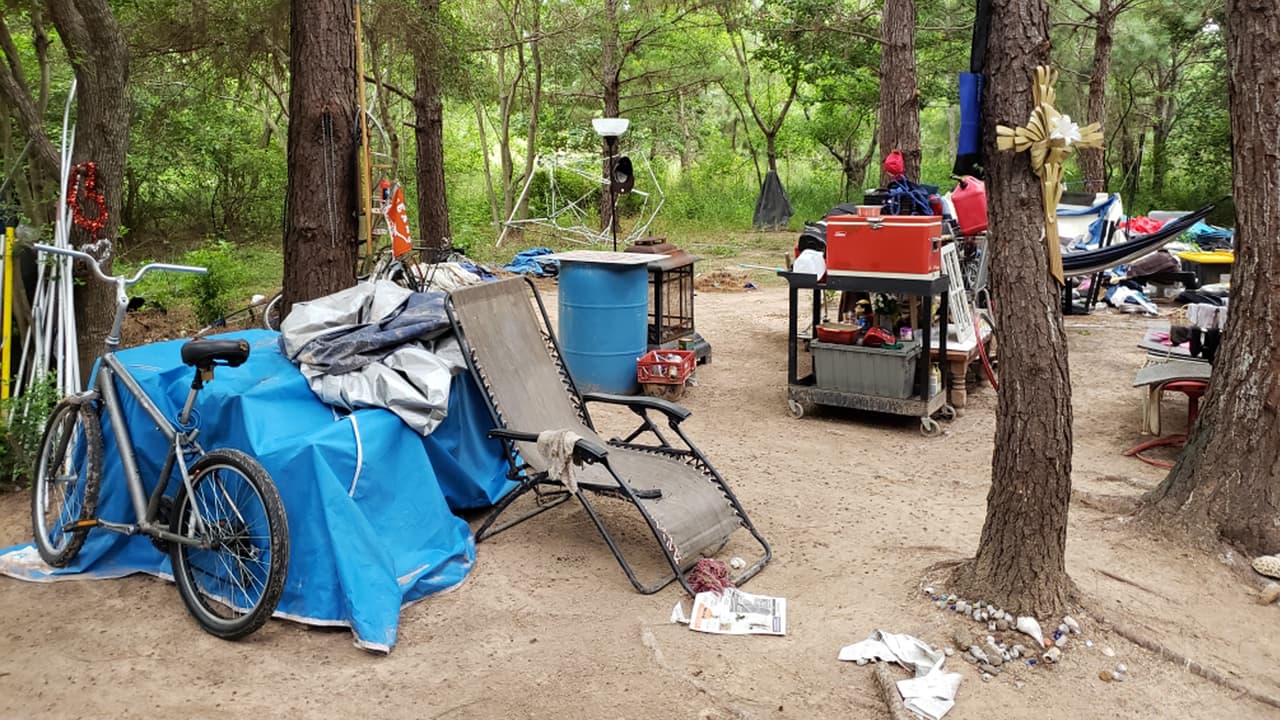 Una cruz artesanal figura entre las curiosidades halladas en el campamento. Además, se rescató a varios perros que estaban amarrados.