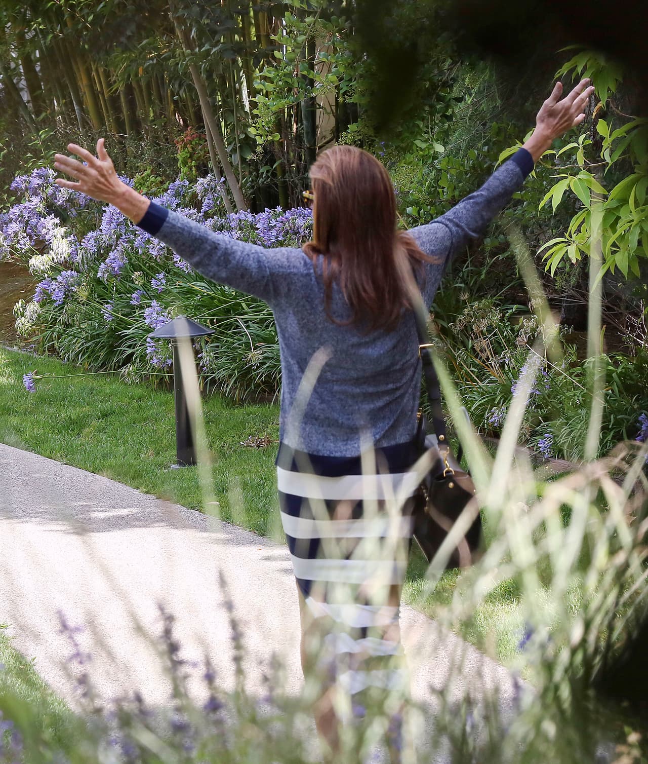 Caitly alzó los brazos al cielo.