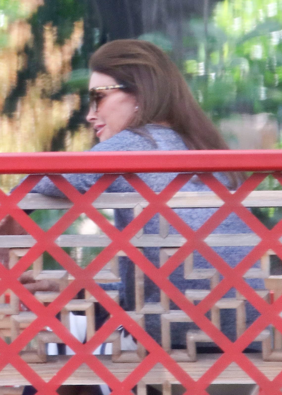 Se sentaron a comer en el restaurante ubicado en Westlake, California.