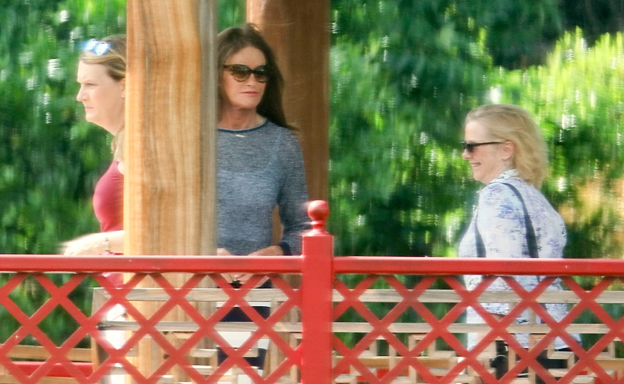 Caitlyn llevó a sus amigas Jenny y Didi a comer.