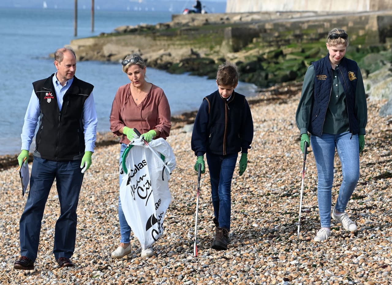 Otro momento que acercó a la reina con los Wessex fue el nacimiento de Louise, quien nació en una cesárea de emergencia después de que Sophie sufriera un desprendimiento de placenta. La bebé llegó un mes antes de tiempo, cuando Edward estaba en un viaje oficial.