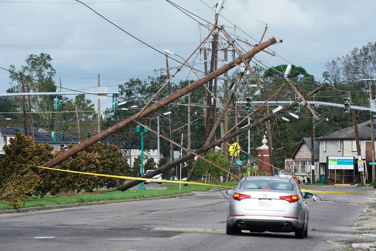 Una calle en Metairie, Louisiana, tras el paso de Ida.