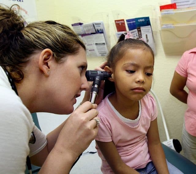 La nueva regla de inadmisibilidad impactará directamente a los inmigrantes que reciban uno o más beneficios públicos-como Medi-Cal o estampillas de comida- designados durante más de 12 meses en un período de 36 meses. 
<br>