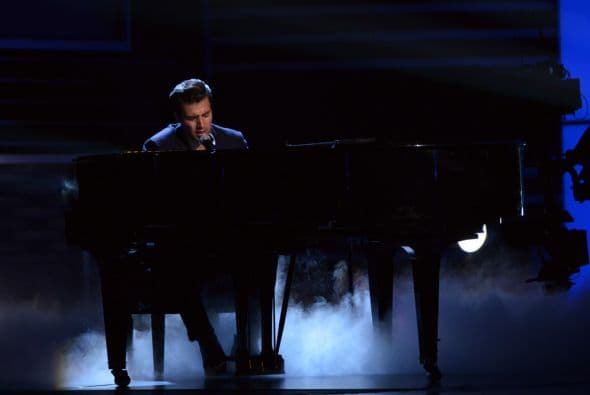 El guapo cantante de plano llevó su piano para sentirse más en confianza.