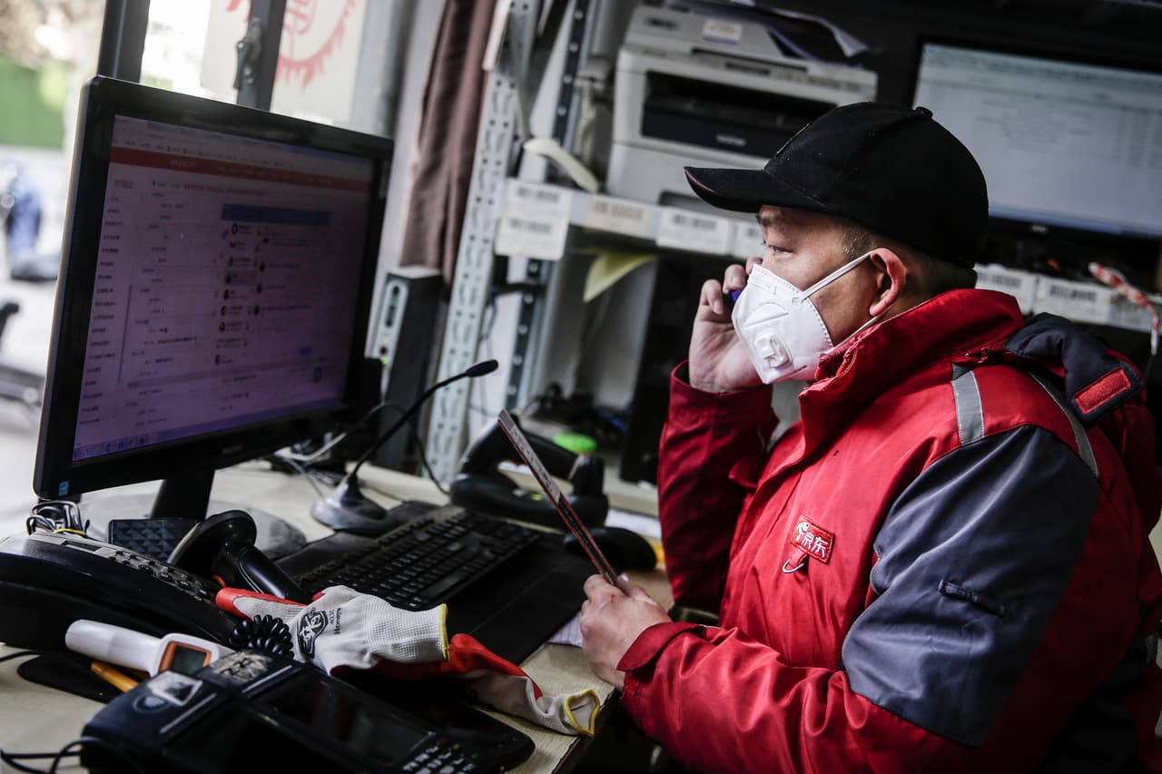 Si su vecindario tiene un sitio web o una página de redes sociales, considere unirse para mantenerse conectado con los vecinos para compartir información de importancia y recursos disponibles.