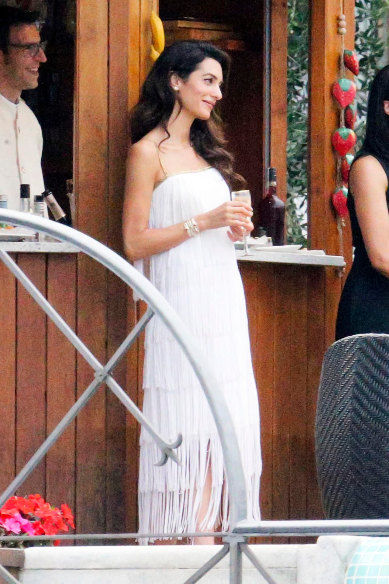 Amal lo veía muy enamorada desde un costado.