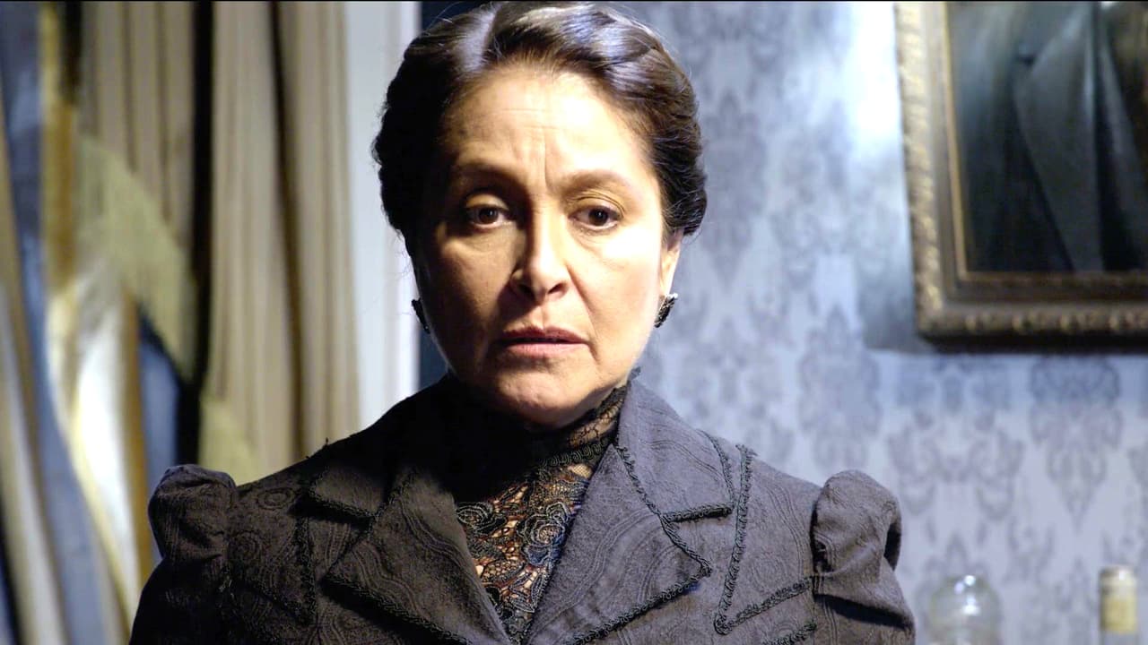 En El Hotel de los Secretos, Ángela está dispuesta a recuperar el collar con su nombre para evitar que la verdad salga a la luz, para su mala suerte doña Teresa la descubrió.