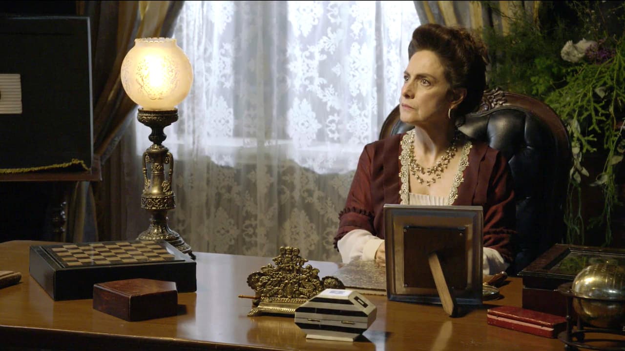 ¡Ayy no! Para tu mala suerte doña Teresa se dio cuenta que estabas buscando entre sus cosas.