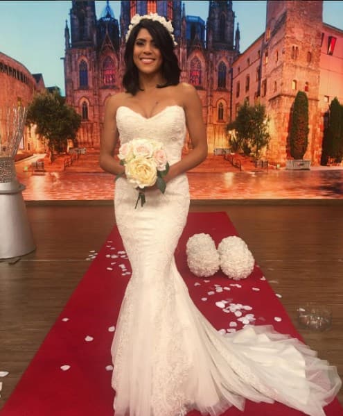 Este vestido strapless de encaje es una buena opción para lucir en una boda en el jardín o al aire libre. Estiliza la figura y te hará ver más alta.