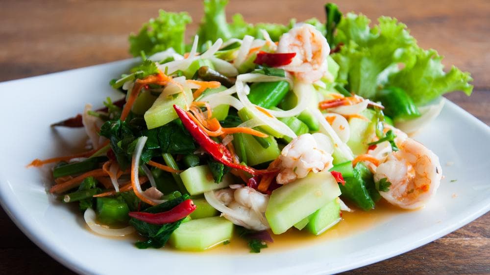 Para un almuerzo diferente, prueba esta
<a href="https://www.univision.com/noticias/reto-28/ensalada-asiatica-reto-28">receta</a> de ensalada asiática con camarones y fideos de arroz. Queda buenísima con una vinagreta de aceite de ajonjolí y vinagre de arroz.