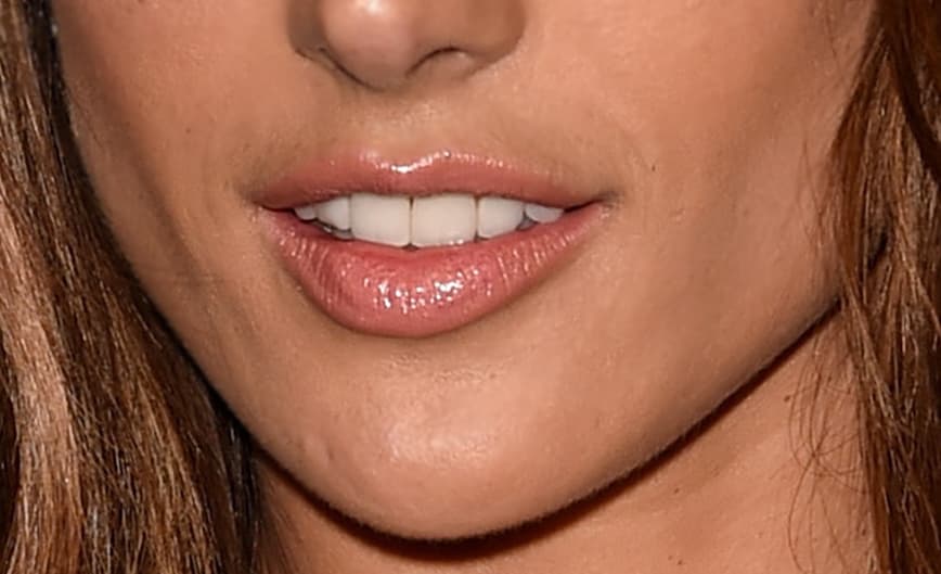 Además de tener unos labios de tentación, sus curvas son unas de las más admiradas a nivel mundial. Si quieres una pista, te decimos que es una sexy modelo.