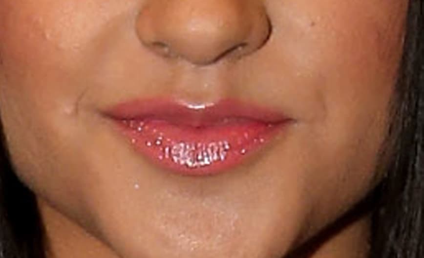 Además de cantar "in the shower...", siempre lleva un gloss en los labios que la hace lucir irresistible. ¿Quién será...?