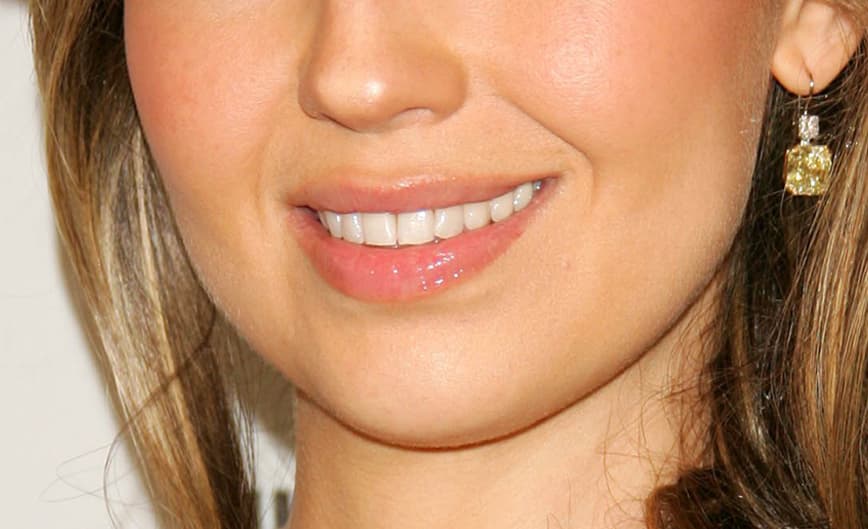 Uno de los rasgos que también la definen, es la cinturita con la que ha conquistado a su público. Te damos otra pista ... le fascina dar todo su amor "a la mexicana".