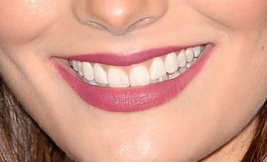 Las boquitas rojas están de moda, y esta belleza no quiso quedarse fuera, por eso regaló esta linda sonrisa en Latin GRAMMY.