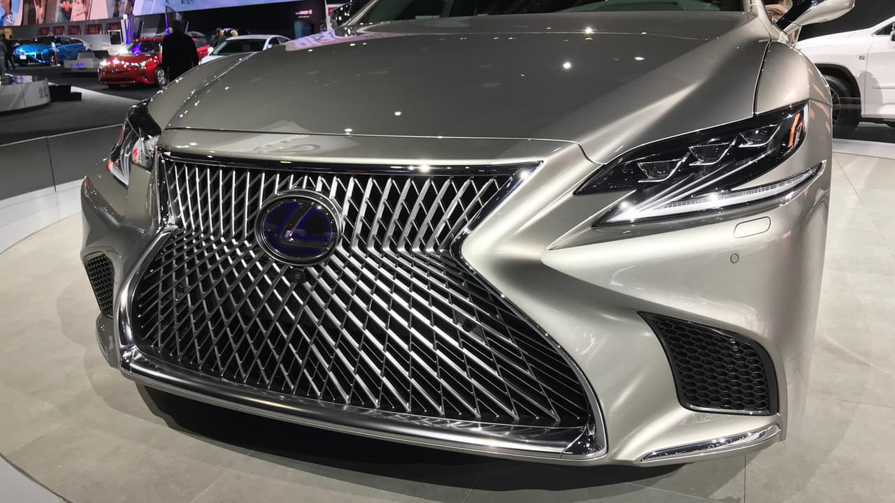 <h3 class="cms-h3-H3">Las fabulosas parrilla de Lexus.</h3>
<br>
<br>Si bien el Lexus LF-1 Limitless Concept en la lámina anterior es un auto concepto, en el que no nos sorprende ver diseños impresionantes, esta 
<b>magnífica creación</b> pertenece a un auto de producción, el 
<b>Lexus LS 2018</b>.