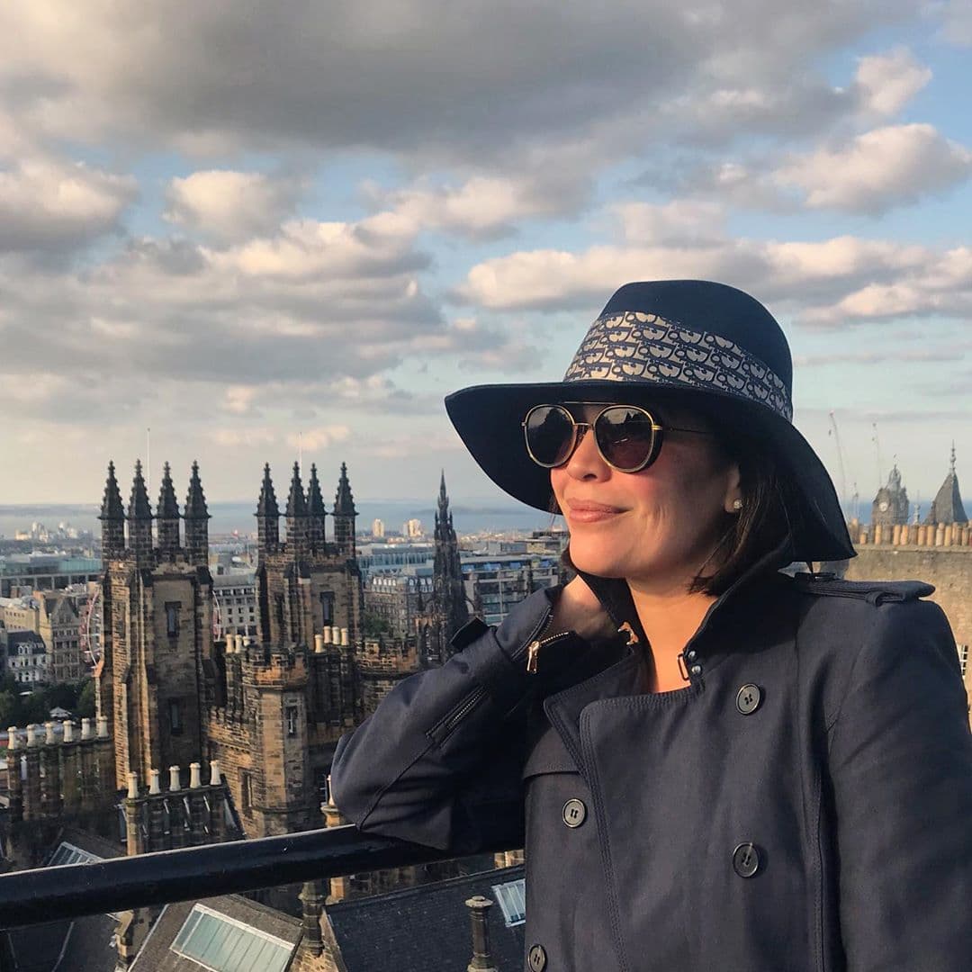 La primer parada de sus vacaciones fue Edimburgo, donde también la vimos gozando de los hermosos y nublados días.