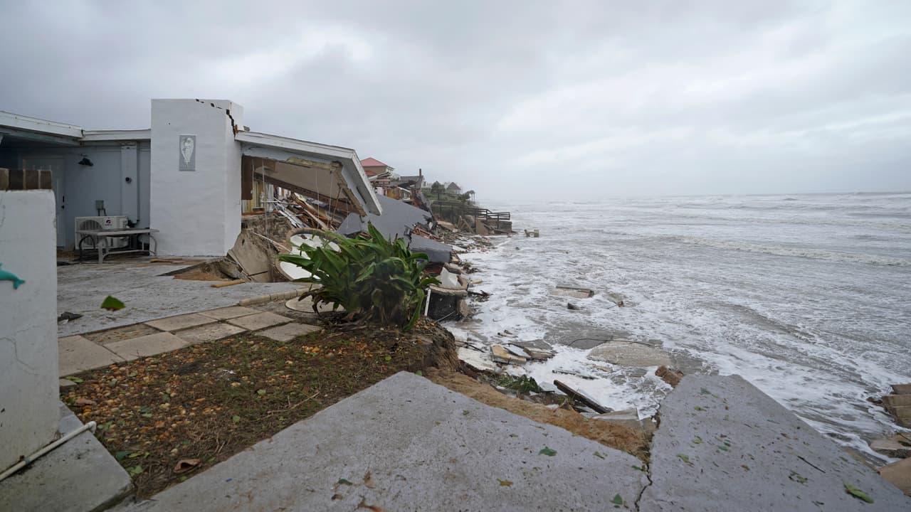 Wilbur-By-The-Sea es una comunidad ubicada en varias islas frente a Daytona Beach. Antes de la llegada de Nicoles 22 casas fueron evacuadas después de que los funcionarios las consideraran insegura tras la erosión costera que generó Ian hace unas semanas.