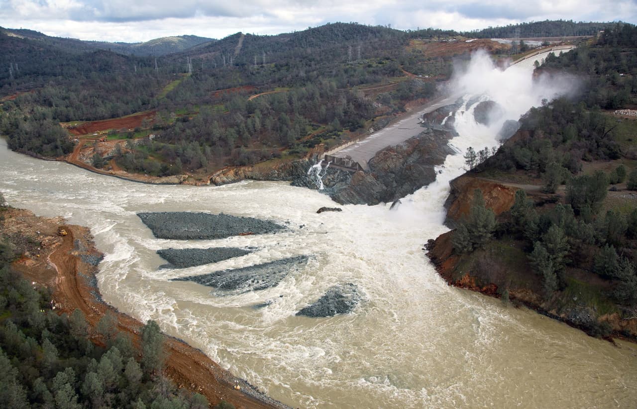Tras días de erosión, el agua se abrió una vía natural hacia el río, diferente de la diseñada por los ingenieros, aunque para eso tuvo que llevarse por delante un trozo de la montaña.