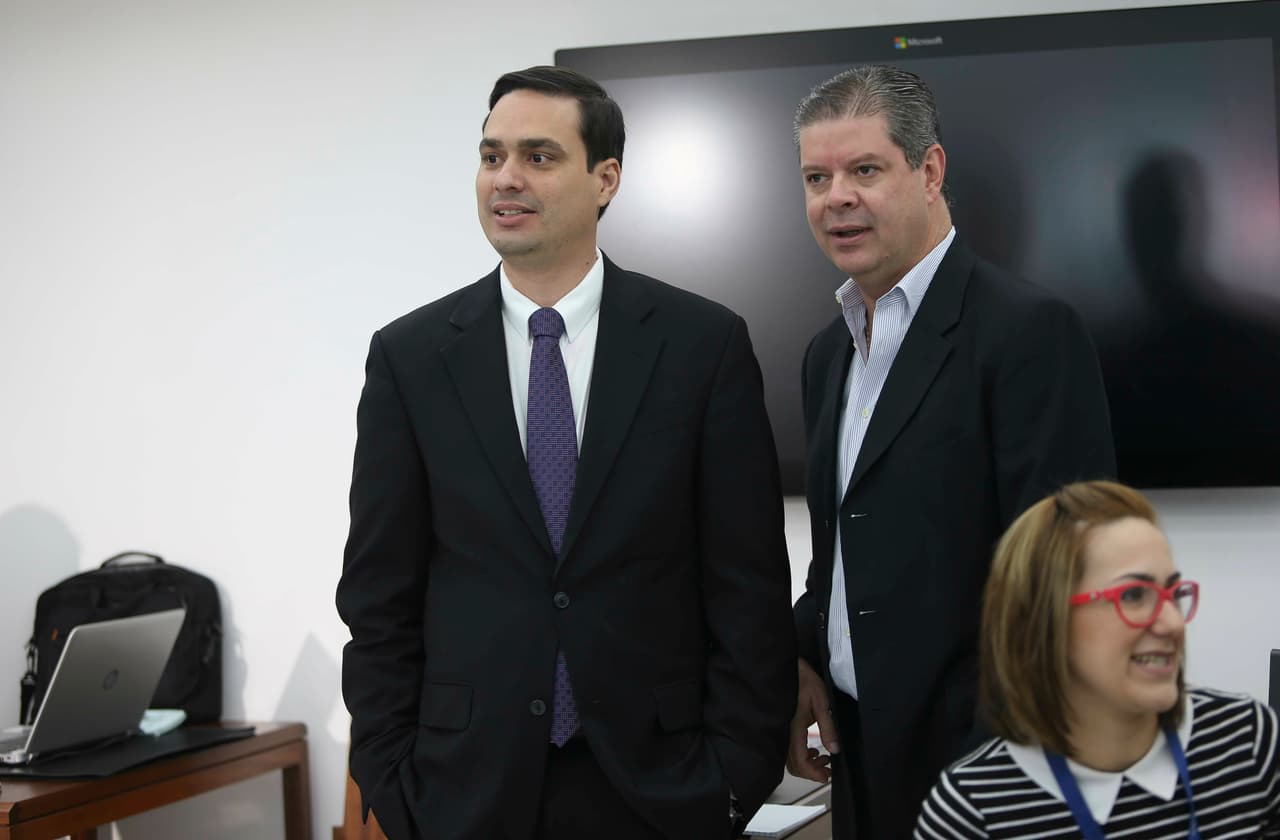 Ramón Rosario, exsecretario de Asuntos Públicos (izquierda) y Rafael Cerame, exsecretario de Prensa de la Fortaleza (derecha). Rosario y Cerame, junto a Miranda, Bermúdez y Orona se burlaron de la muerte del licenciado Carlos Gallisá.
