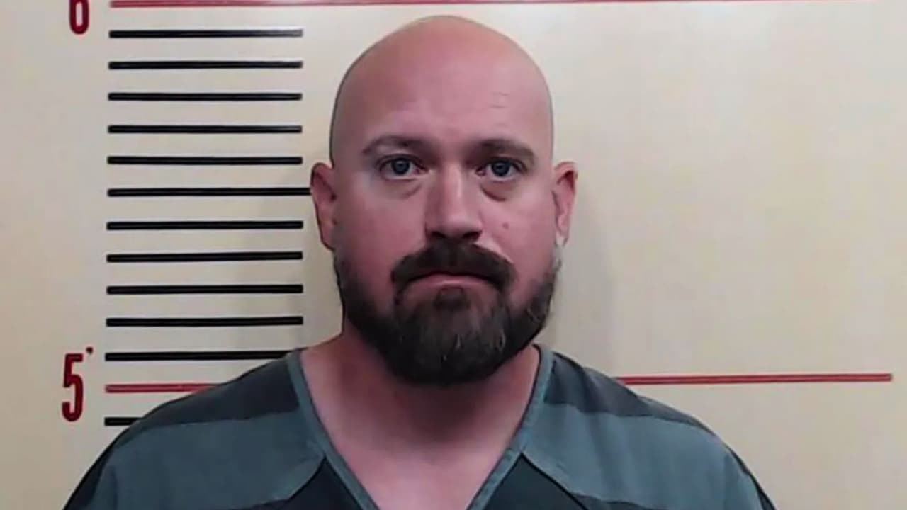 Lo que parecía
<b>una conversación de reconciliación en una cafetería terminó en tragedia</b>. Justin Anthony Banta, un empleado
<a href="https://www.justice.gov/" target="_blank">del Departamento de Justicia de Estados Unidos</a>, enfrenta cargos graves en Texas tras ser
<b>acusado de provocar la pérdida del embarazo de su exnovia sin su consentimiento.</b>